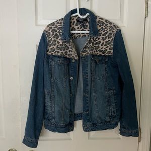 Forever 21 men’s denim jacket with cheetah detail. Size M